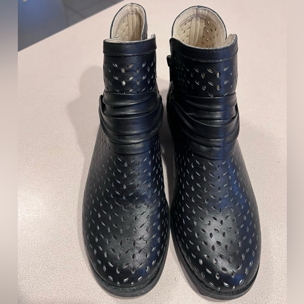 Spenco orthotic black leather razor cut ankle boots size 8.5